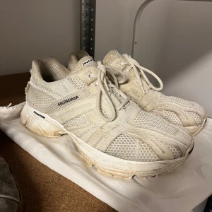 Balenciaga Phantom Shoes - WTS Balenciaga Phantom Shoes Storlek: EU44 Skick: 7/10 Pris: 3700:-    Vänligen hör av dig vid frågor eller önskemål om mer bilder osv.