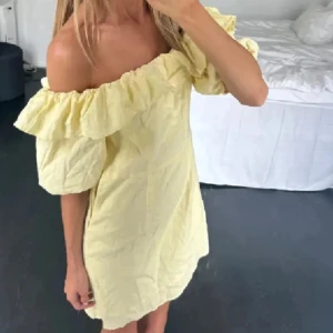 Gul klänning - Säljer denna jätte snygga och populära gula klänningen från hm! Helt utan defekter och är som ny! Säljer då den inte kommer till användning☺️