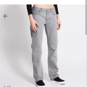 lågmidjade jeans - Lågmidjade grå raka jeans från Lager 157 i modellen ”ICON”. Använda ett fåtal gånger i strl M🩶