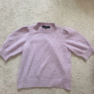 Ljus Lila stickad tröja från Vero Moda - Lila stickad kortärmad tröja, Jag säljer den för jag använder den aldrig💕 Den är ljus lila och är lite nopprig men det syns inte jätte mycket💗