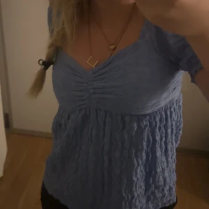 Blus med öppen rygg - En jättefin blus som man kan knyta i ryggen hur man vill i ny skick. Den är helt slutsåld på hemsidan 