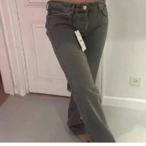 Gråa zara jenas - Säljer dessa lågmidjade gråa zara jeansen i storlek 38! Skulle säga att de passar 160-175 i längden de beror lite på hur långa ben man har☺️skriv om ni har några frågor!