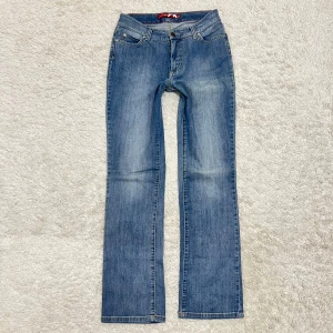 Bootcut Jeans  - Bootcut jeans, i bra skick 🤍 Midjan är 79cm och innerbens är 79cm 💕