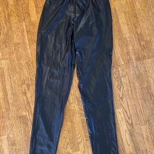 Svarta tights Happy Holly 36/38 - Svarta tights i polyester Resår i midja  Längd: 90 cm Beninnerlängd: 73 cm Midja: 62 cm