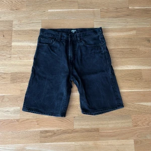 Carhartt Shorts  - Svart Carhartt shorts som är super nu under sommaren