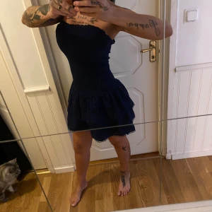 Tubklänning  - Helt ny tubklänning, använd 1 skolavslutning endast. Insydd från storlek L till en storlek S. Men kan användas i alla storlekar pga den ribbade överdelen. Vacker volang nedtill. Tex jag på bilden är en xs. 