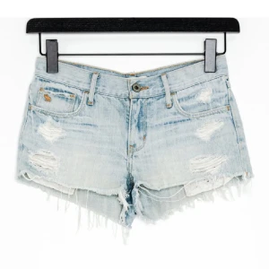 Lågmidjade jeansshorts  - Superfina Lågmidjade jeansshorts🙌säljer för att de tyvärr var för små👆 midjemått rakt över i midjan: ca 37cm 💞 
