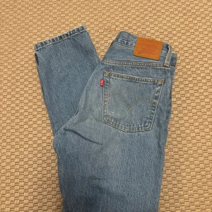 Levis Jeans  - Levis jeans  Modell : 501-crop Storlek : 26x28