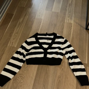 Randig stickad tröja - Fint skick, Storlek: XS    *köpare står för frakt