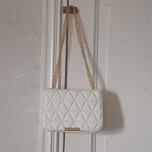 Vit hand väska - Köpt för ungefär 300 svenska kronor(kr) (säljs på flera sidor)