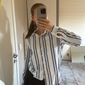 Randig skjorta - Randig skjorta i blå/vitt som är från bikbok i storlek s som är använd få gånger 