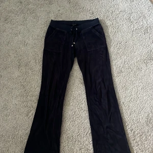 Vintage juicy byxor - Säljer mina mörkblåa juicy byxor pga de inte längre kommer till användning. Väl använda men ändå i bra skick💗