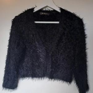 Fluffig bolero  - Säljer min knappt använda bolero i hopp om att de får nytt liv hos någon annan. Kanske hos dig? 