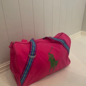 Väska  - Säljer denna jääte fina Ralphlauren väska❤️