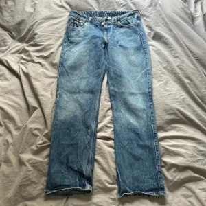 Weekday jeans arrow - Långmidjade blå/ mörkblå jeans low waist Weekday jeans modell arrow storlek W28 L32
