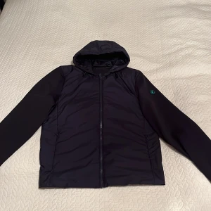 Save the duck Cardigan - Säker nu en väldigt fin cardigan ifrån Save the duck. Jackan är i toppskick och är bara använd ett fåtal gånger men kommer tyvärr inte till användning. Ställ gärna frågor😃