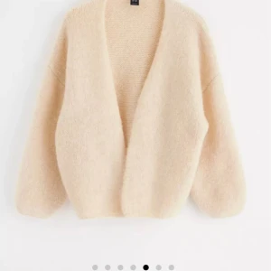 Stickad kofta - Helt oanvänd, skriv för fler bilder💗