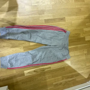 Grå adidas tracksuit  -   •