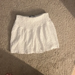 Vit söt kjol - Nästan som ny