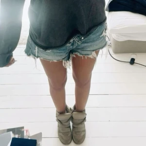 Såå snygga jeans shorts med hål - För snygga jeans shorts med massa slitningar. Så fina till sommar, vår o höst💋