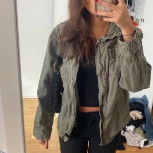 Snygg jacka  - Snygg jacka brukar ha S denna är M så gör att den sitter lite oversized, ej min stil längre inte använt så mycket 