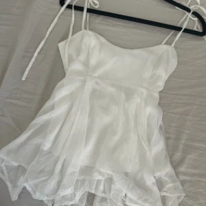 Topp/blus - Ett vitt gulligt linne som inte kommer till användning. Endast använd 1 gång. Köptes för 299💕