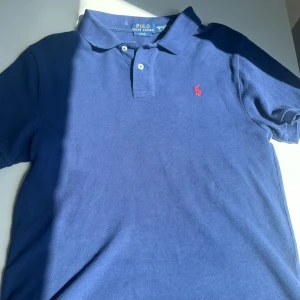 Ralph Lauren pike - Säljer en Ralph lauren pike i storlek XL(18-20) Den är i bra skick har använt runt 5 gånger kanske och den köptes för 895kr. Den kommer att tvättas och strykas om den kommer till köp!