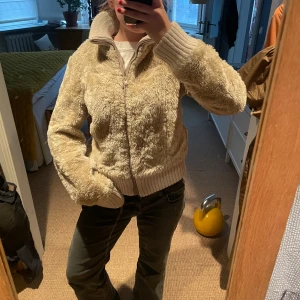Fluffig jacka - Jacka i fakefur i nyskick⭐️skulle säga storlek S-M man passar även xs