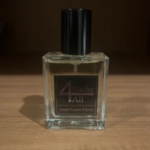 Niche4All Amalfi Lemon Vetiver  - 🍋Amalfi lemon vetiver🍋 inspirerad av byredos bal dafrique. Tagit 2-3 sprut endast så den är som ny. Leveranstid: 1-2 arbetsdagar.