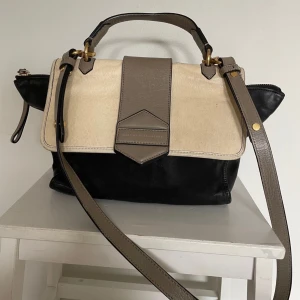 Äkta kläder handväska från Marc by Marc Jacobs  - Som rubrik lyder, fin handväska. Välanvänd men har mer kvar att ge. Säljes i befintligt skick, slitage finns. Fina gulddetaljer. Ger man denna väska lite omsorg så blir den riktigt fin. Lång axelrem medföljer! 