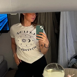 jättefin T-shirt  - En T-shirt från H&M med fint motiv. Storlek xs men passar även S. 