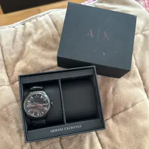 Helt ny Armani klocka som jag fick i present som inte faller mig i smak säljs för 1800 men priset kan diskuteras.