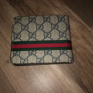 Gucci plånbok bra för er som behöver  inte säker om det är äkta, vill inte ha den längre så det är därför jag säljer den! om ni vill köpa kontakta mig eller om ni vill byta något!