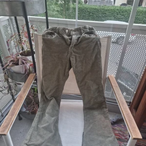 Gröna flared jeans  - Storlek 152 cm men hade själv snarare sagt 146  11-12 år Justerbar midja Zara Bra nytt skick Flared