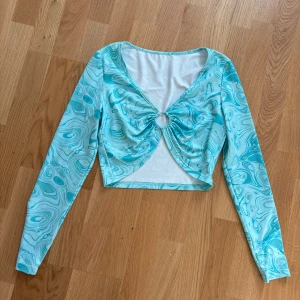 Fin crop top med öppen byst 🩵 - Fin somrig crop top med öppen byst 🩵