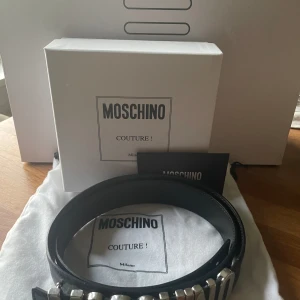 Moschino bälte - Perfekt skick  Alla tillbehör medföljer Nypris ca 3000 