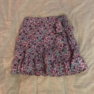 Lila volangkjol  - Fin blommig volangkjol. Använd fåtal gånger. Inga defekter förekommer. Storlek XXS. Köpare står för frakt.