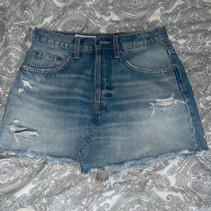 Jeanskjol - Säljer denna fina blåa jeanskjol då den va lite stor för mig! Helt oanvänd!