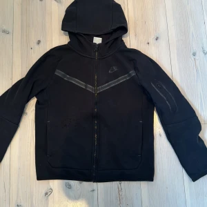 Nike Tech Fleece - Hoodie i använt skick