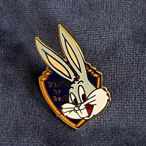 Brosch  - Vintage brosch med bugs Bunny i gott skick 