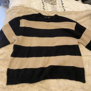 Stickad tröja - Fin stickad vara från Lager 157 i storlek L. Säljer den nu för att jag aldrig använder den.