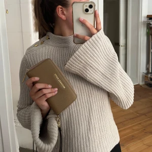 Michaelkors plånbok  - Beige Michaelkors plånbok med flera fack. Varan är i bra skick. Köparen står för frakt 