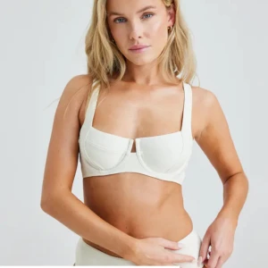 Bikbok bikinitopp - Beige bikinitopp/överdel från bikbok, i nyskick. 