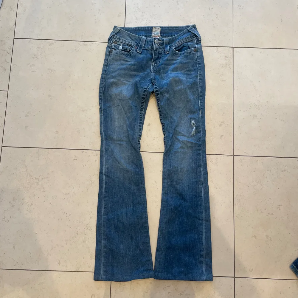 Innerbenslängd 74cm, midjemått 34cm. Jeans & Byxor.