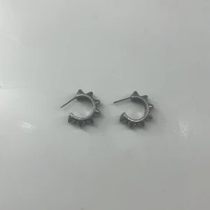 Edblad örhängen i silver! - Ett par nästan helt nya Edblad örhängen som jag inte fått någon nytta av! Jätte fint skick men har tyvärr ingen påse eller karton kvar så därför kommer jag sälja dem billigare!💕