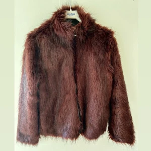 Pälsjacka - Trendig vintage vinröd pälsjacka från Saint Tropez, använd fåtal gånger så nästintill nyskick!