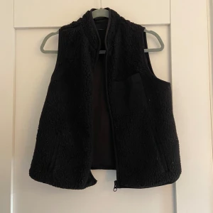 Väst  - Väldigt trendig och fin väst! Använd fåtal gånger men i bra skick! Storlek M men väldigt liten i storleken. 