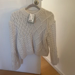 Stickad tröja  - Super gosig stickad tröja från HM. Den är helt oanvänd med lappen kvar. Nypris är 400kr. Köparen står för frakten. Pris kan diskuteras.