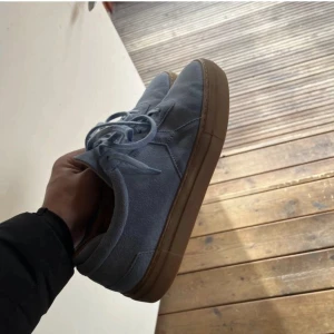 Axel arigato  - Axel arigato skor i fint skick. Ingen låda Finns tyvärr kvar. Nypris 2300kr