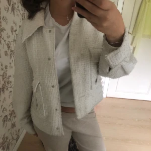 Jacka - Jättefin jacka från Gina tricot, tecken på användning. Nopprig och 2 knappar (sånna på andra bilden) har lossnat.